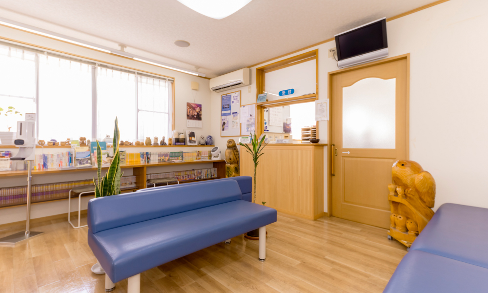 居心地よく過ごしていただける待合室です。飲み物もご用意していますので、ご自由にどうぞ。